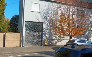 Casa cu etaj, 4 camere, central, cu acces auto in curte - Poză 1