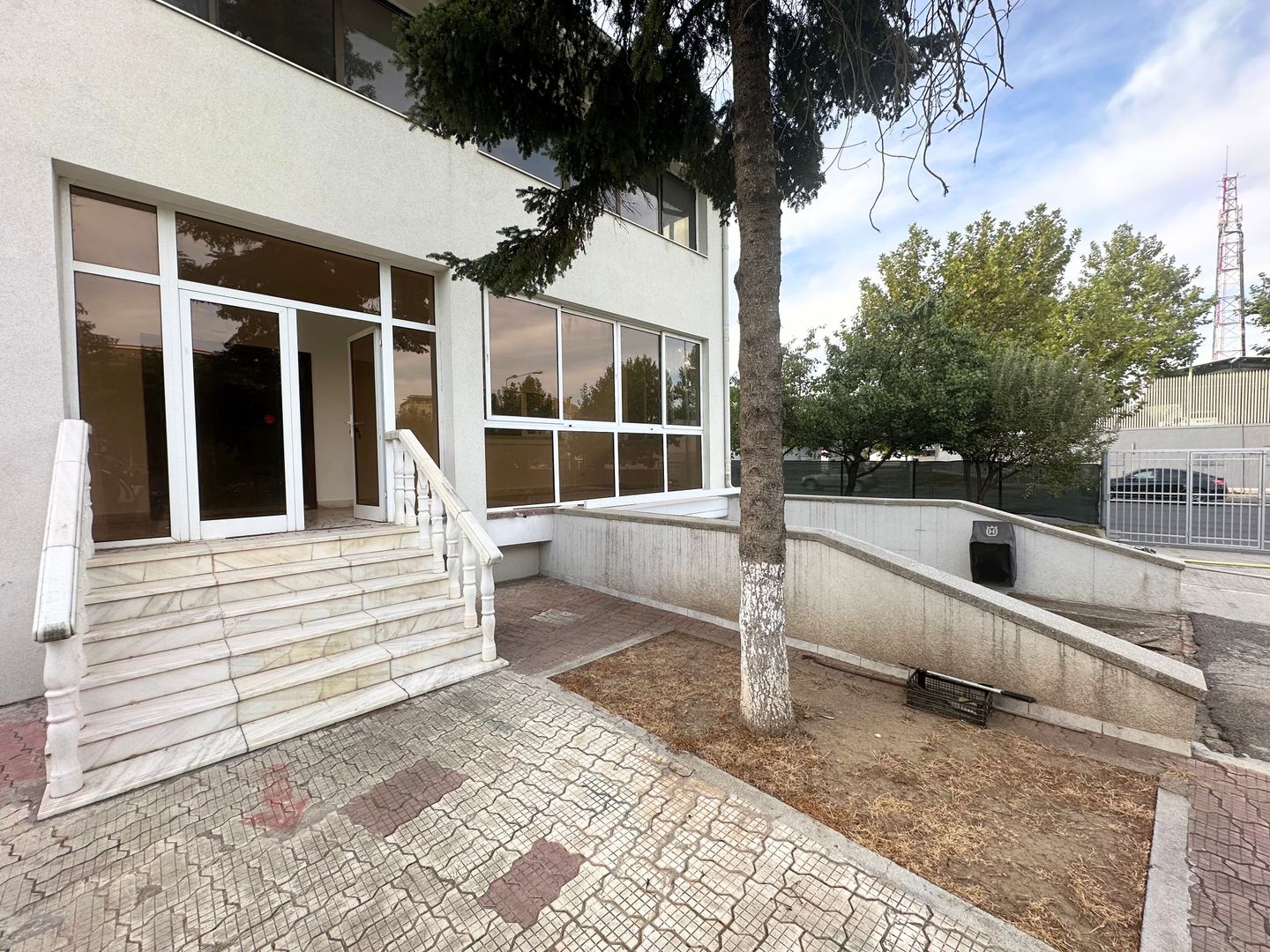 Oferim spre închiriere o proprietate de excepție zona Sisesti - Poză 1