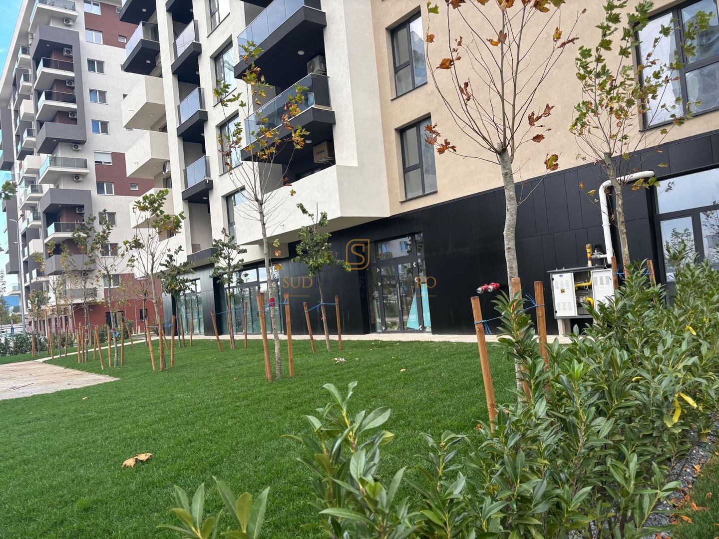 Spatiu comercial excelent, 200 mp, vitrina ampla, locuri de parcare - Poză 9