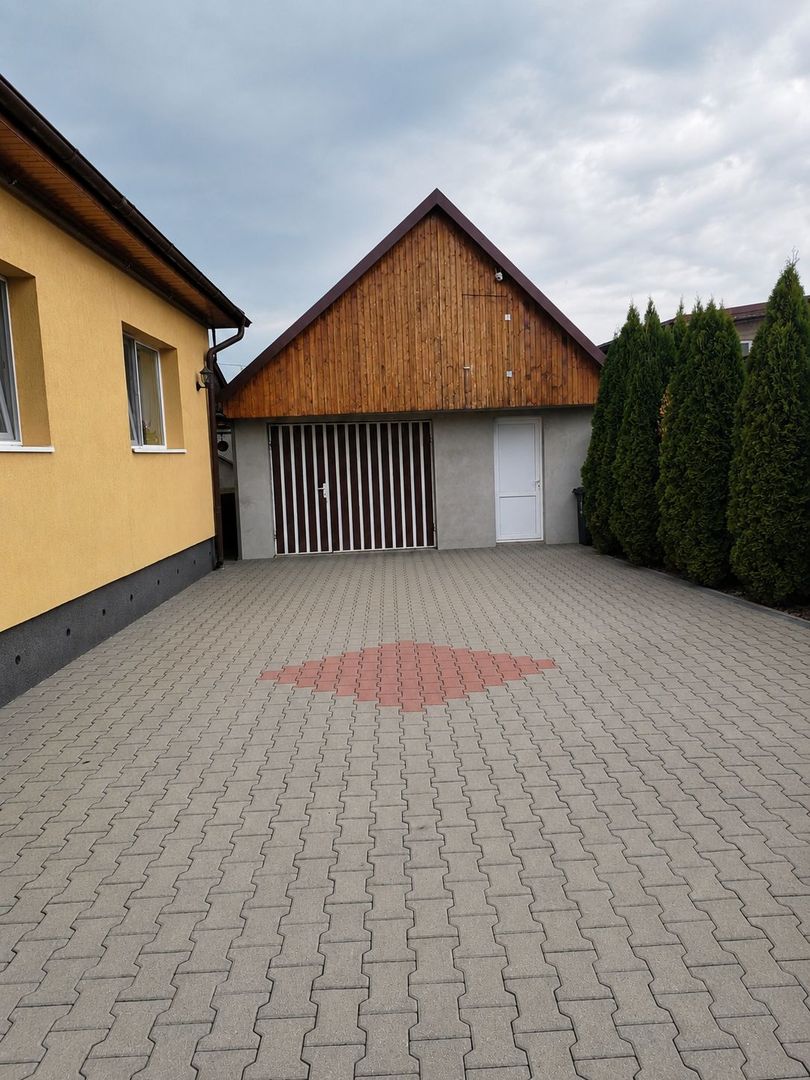 Proprietate cu două locuințe, garaj încălzit, foișor, 600 mp in Ernei - Poză 21
