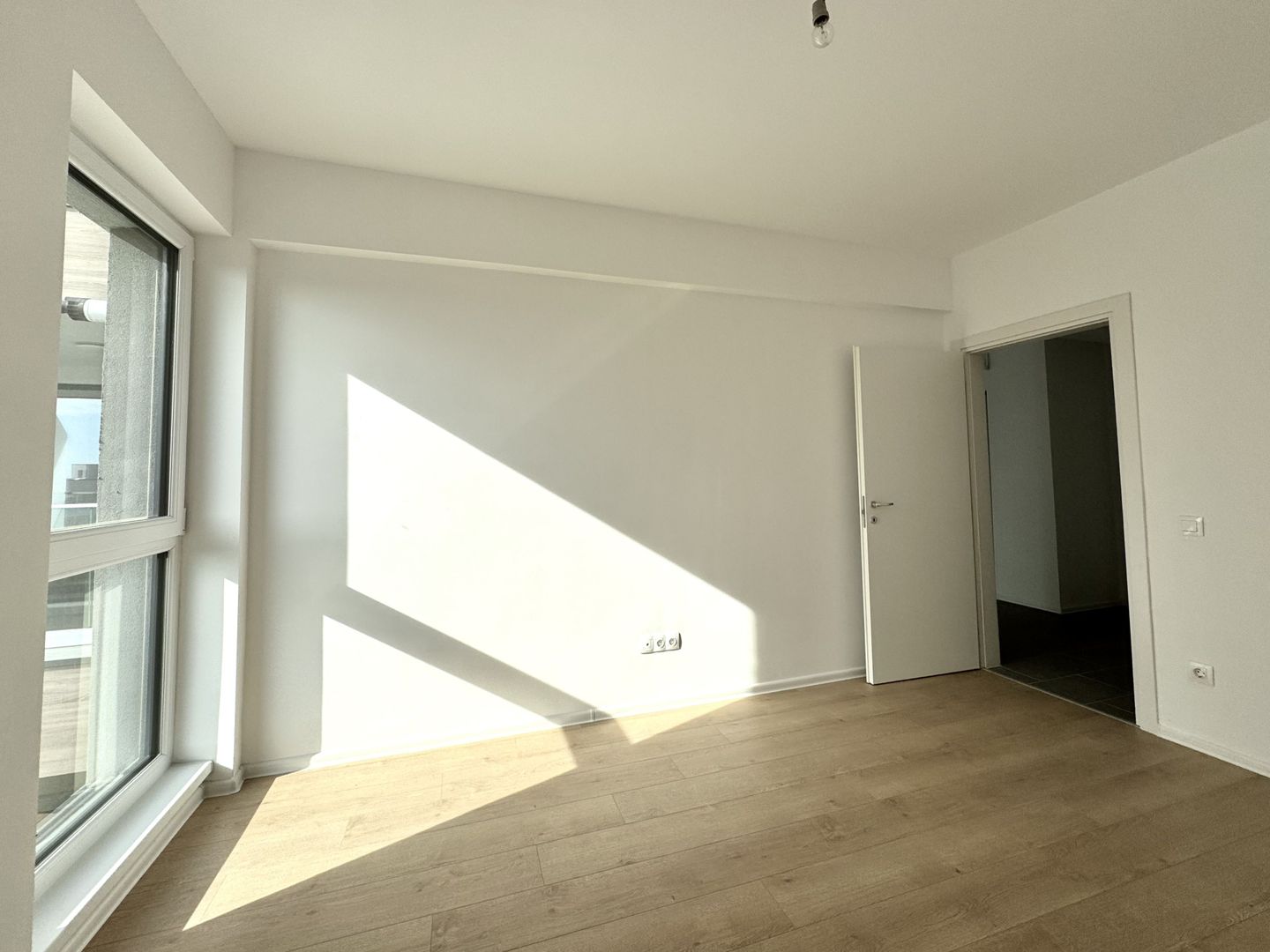 3 camere. Bucătărie Open-Space - Verdere curte interioară - Poză 7