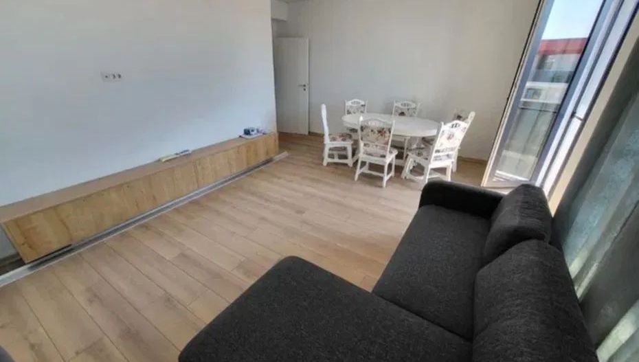 De vanzare apartament  cu 3 camere, Complex Crizantema, etaj 5, 135.000 E - Poză 8