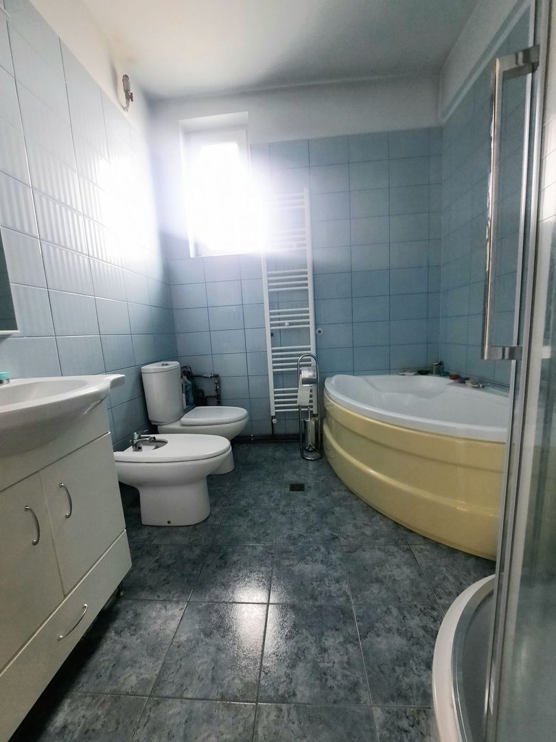 Apartament frumos si renovat cu garaj - zona Medicina - Poză 19