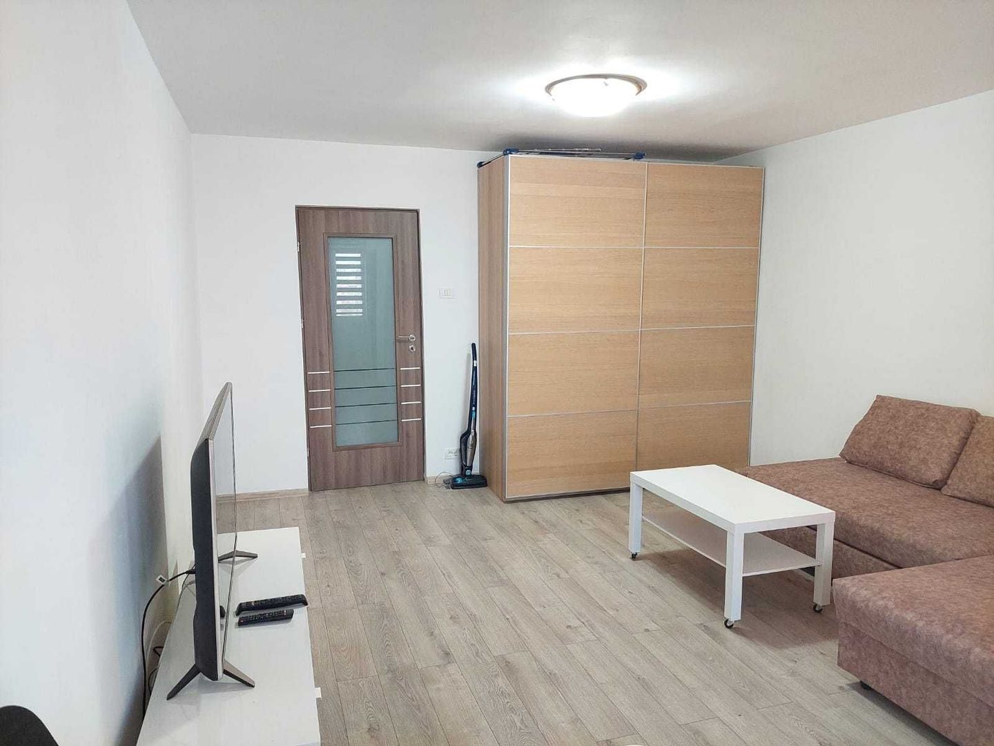 Vanzare Garsonieră 33 mp, etaj 10/10, mobilată, parcare și 2 lifturi - Poză 2