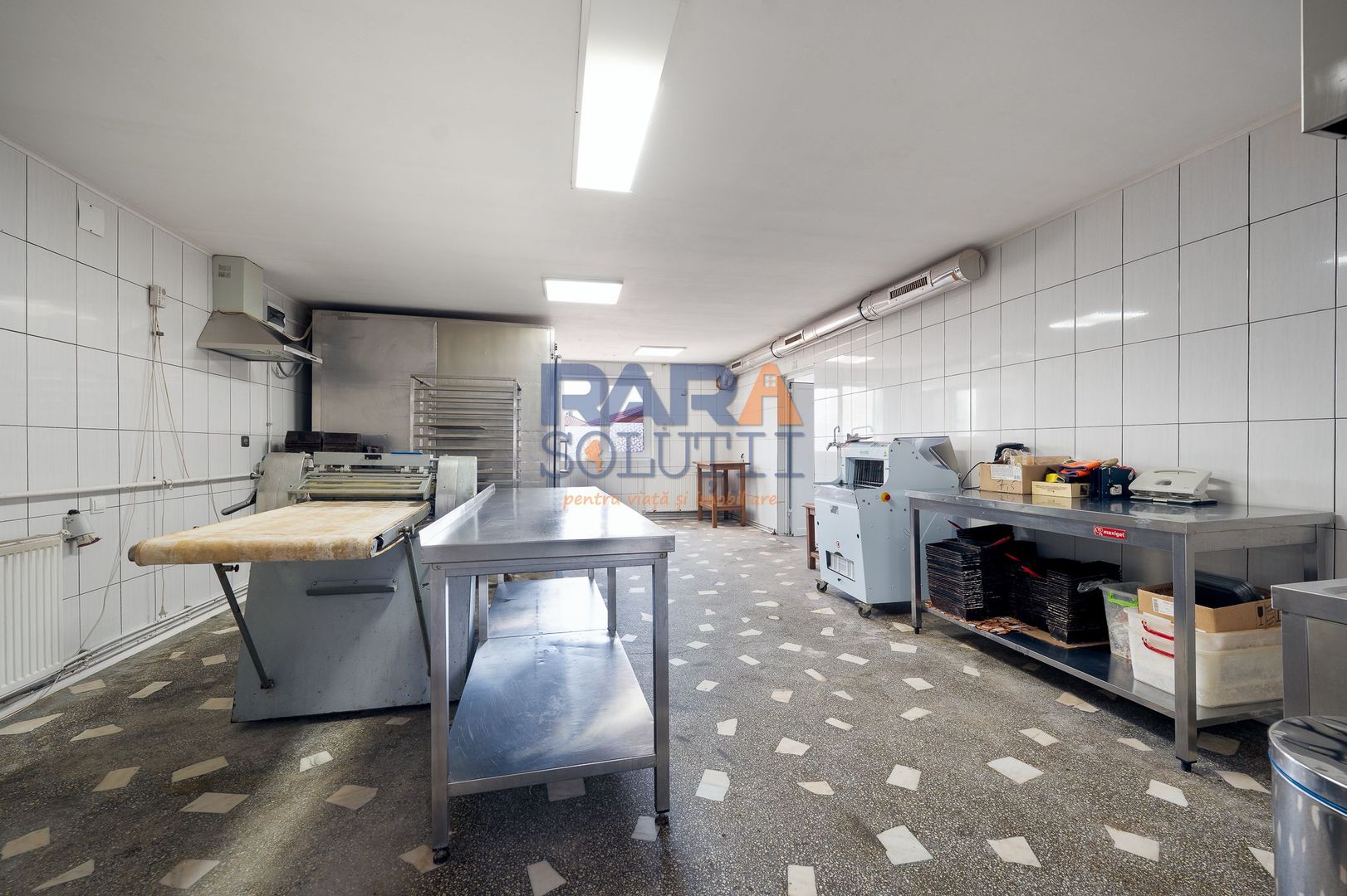 Spațiu de producție cu dotări complete: brutărie, patiserie și magazin - Poză 17