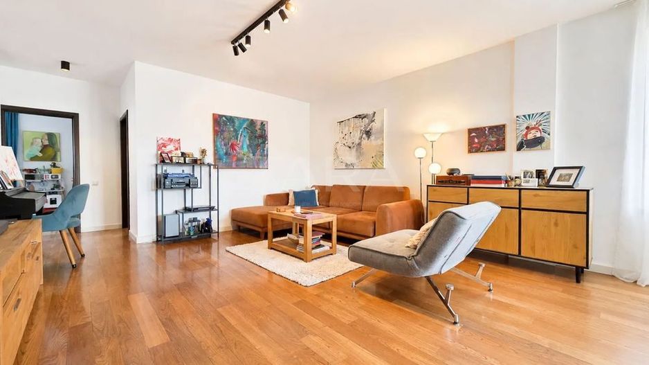 Apartament 3 camere, singur pe etaj, 2 balcoane, parcare. - Poză 1
