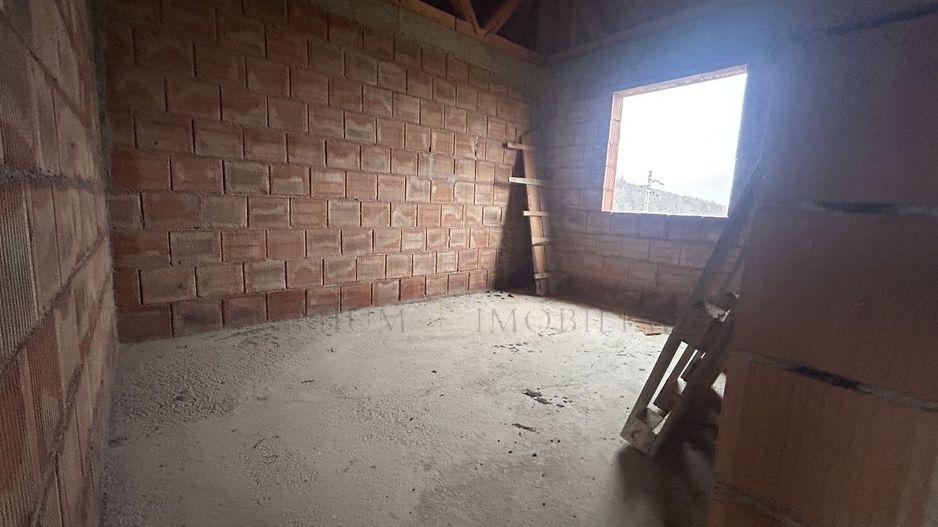 Casa la rosu de vanzare in Onesti - Poză 4