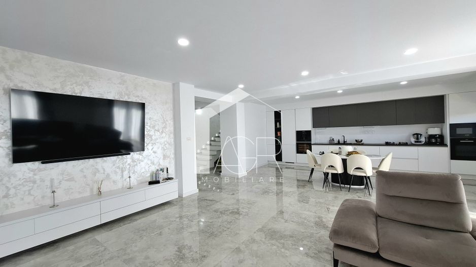 Vila cu 5 camere de vanzare, Strejnicu - Poză 2