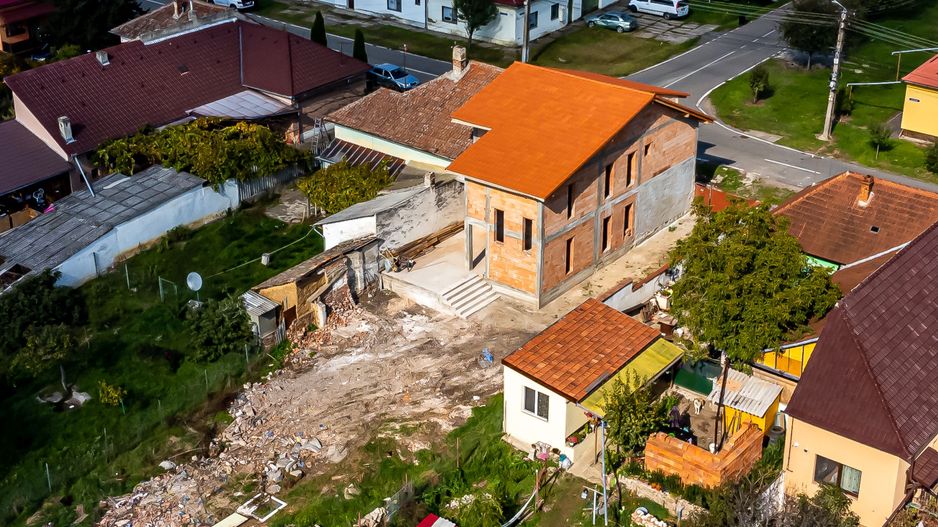 Casă la roșu în Aradul Nou. Zona Adam Müller-Guttenbrunn - Poză 1
