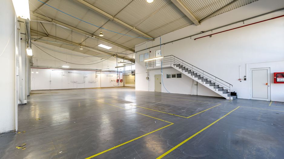 Hală industrială ideală pentru producție sau showroom în Arad 553mp - Poză 4
