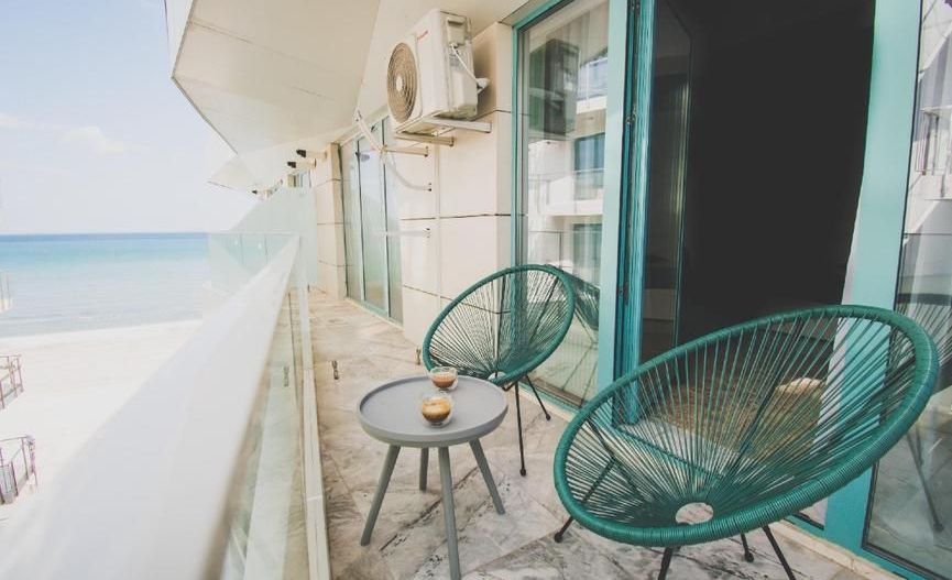 Studiou în prima linie la mare, cu vedere directă la mare - Poză 1