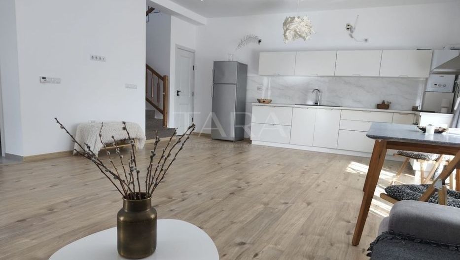 Casă spațioasă, renovată complet, într-o zonă liniștită - Poză 6