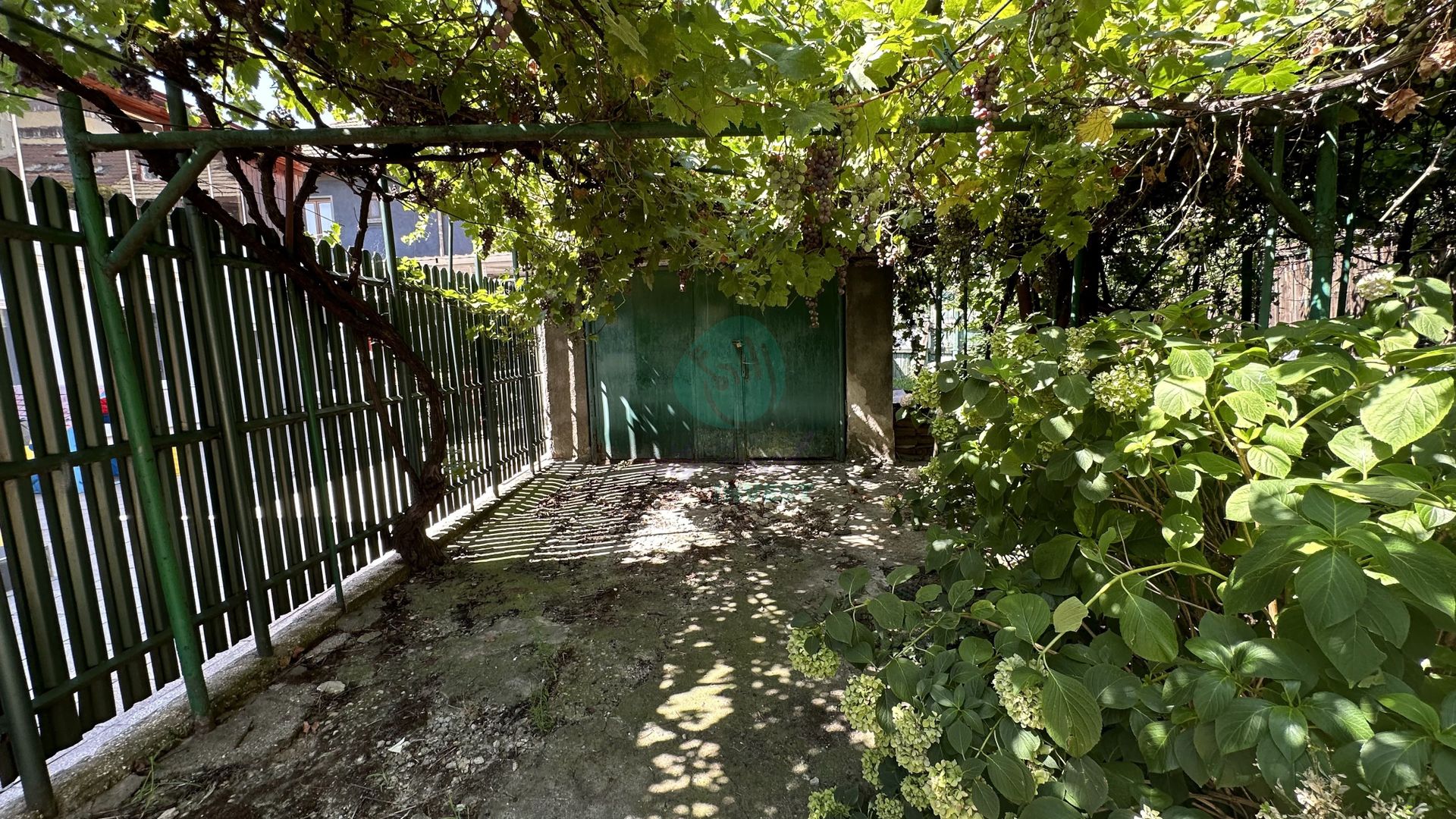 Curte generoasa si casa spatioasa in ZONA VATRA LUMINOASA - Poză 6