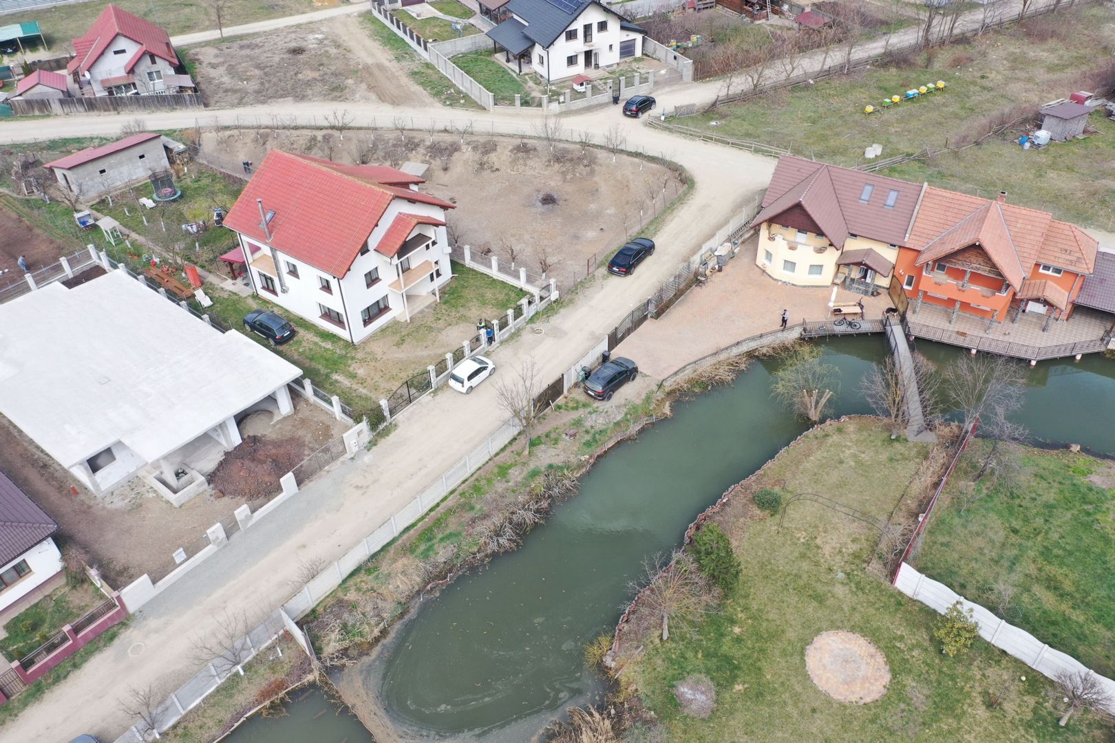 Casa de Vânzare cu lac - Poză 2