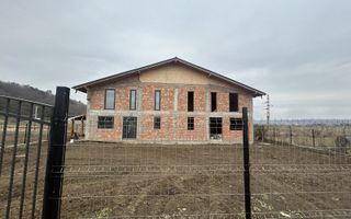 Casa la rosu de vanzare in Onesti - Poză 1