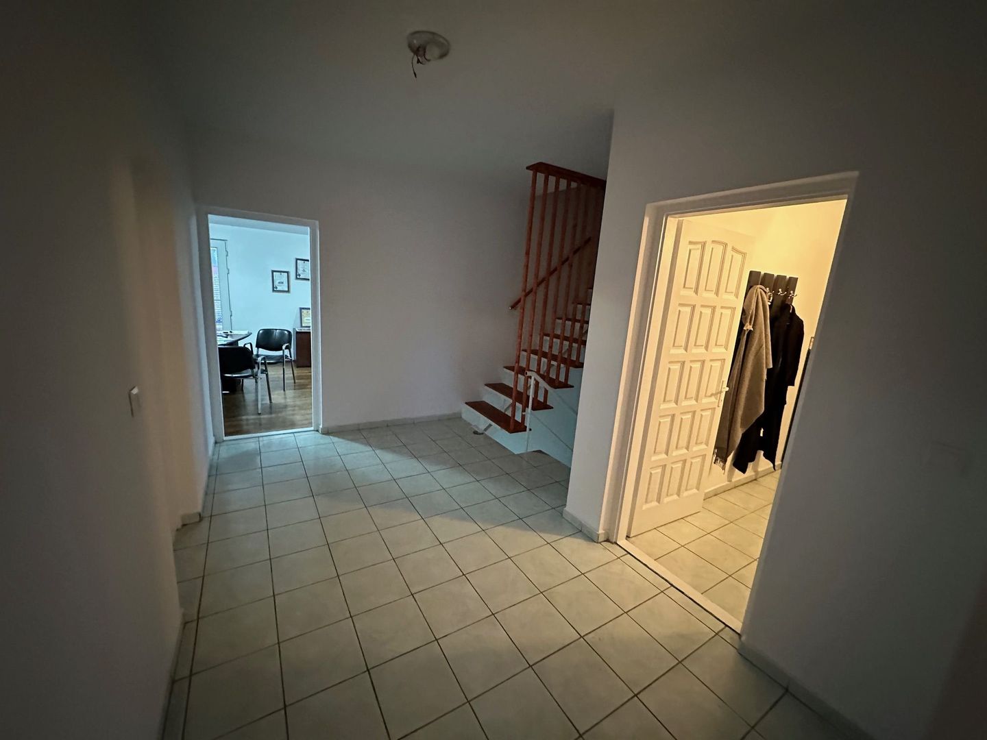 Cladire pretabila spațiu birouri/ clinica - Poză 41