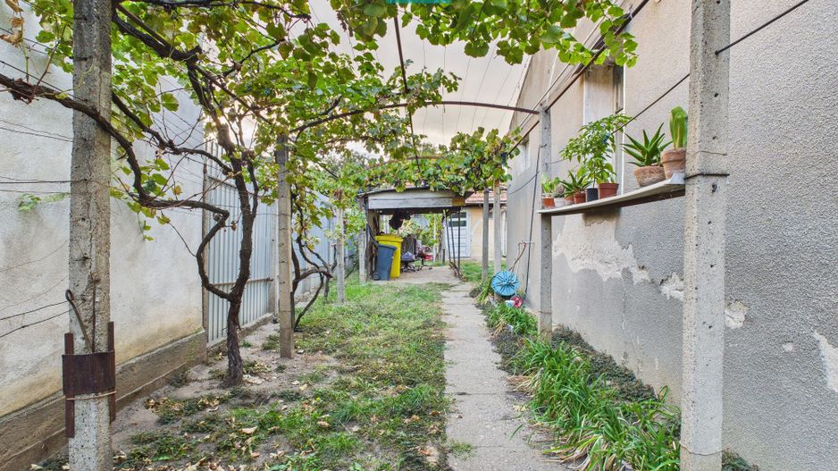 Casă cu 8 camere de renovat în Pârneava - Poză 5