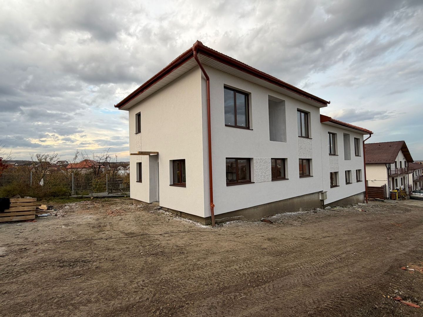 Casa MODERNA cu 300 mp in Sura Mica - Poză 1