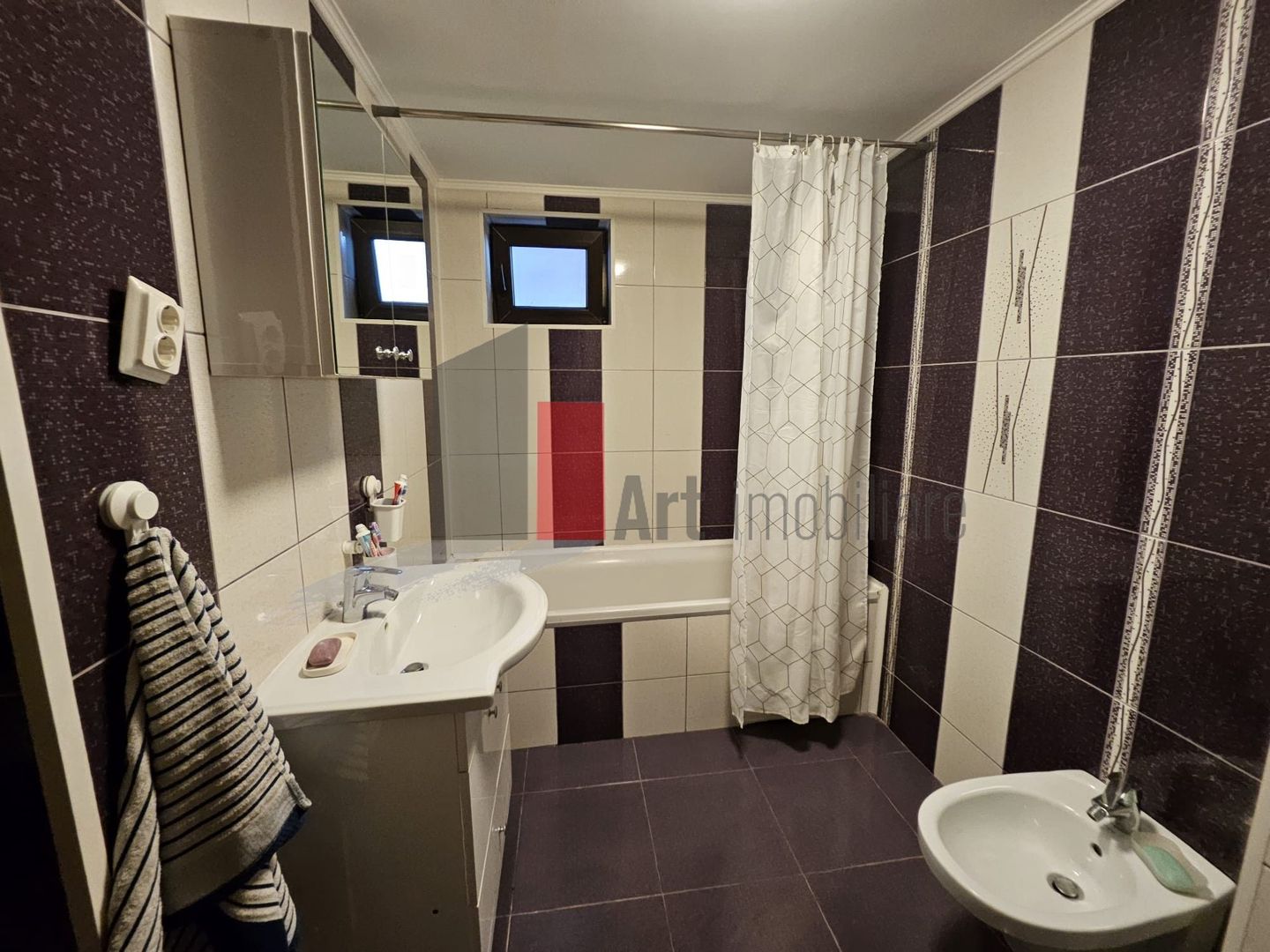 Casă modernă pentru familie, aproape de Parcul Teilor – mobilată complet - Poză 13