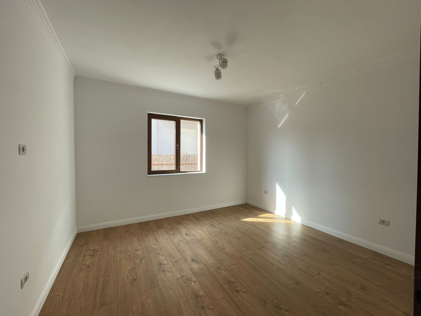 Casa individuala pe parter 160Mp -la asfalt-Ghiroda - Poză 4