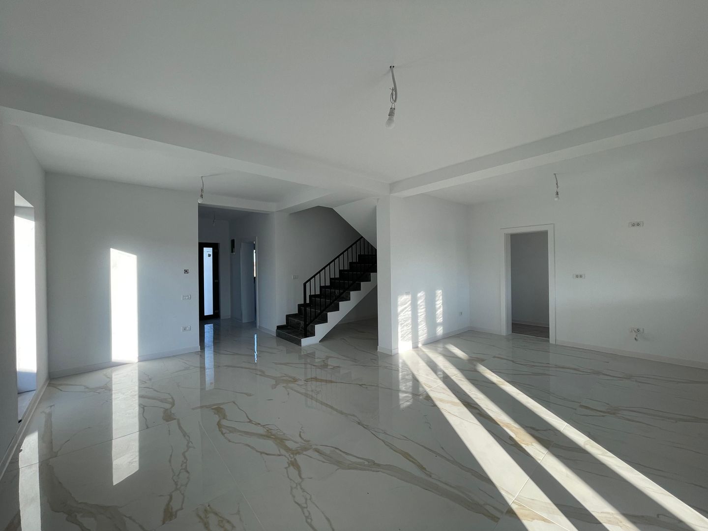 Duplex despartit prin camera tehnica - finisaje premium - Poză 2