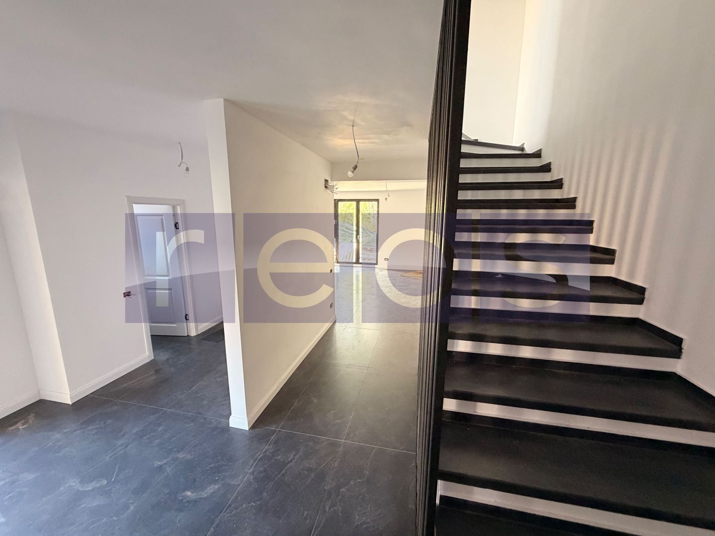 VILA INDIVIDUALA P+1+M | 284 MP UTILI | 5 DORMITOARE | ZONA BUCURESTII NOI - Poză 7