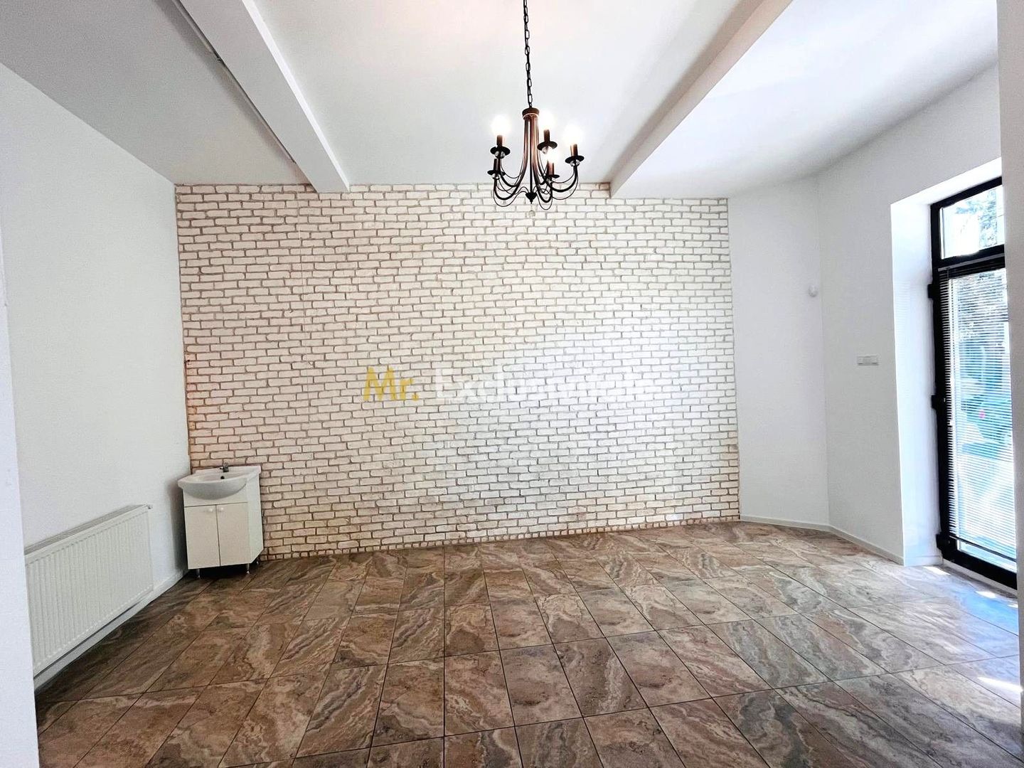 Spatiu stradal, central, cu vad comercial si vizibilitate excelenta - Poză 1