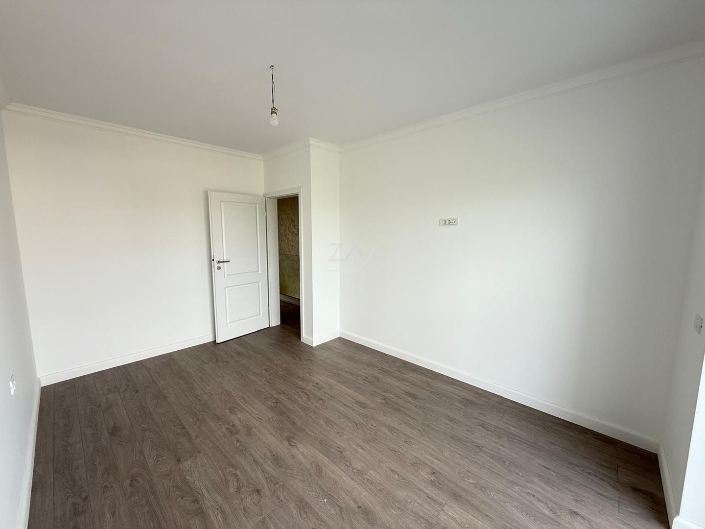 Duplex finalizat despartit prin camera tehnica. 3 dormitoare. 2 balcoane. - Poză 16