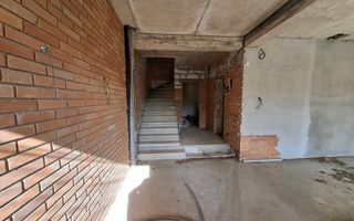 ila cu 6 camere + casă locuibilă pe teren intravilan de 1700 mp, cu vi - Poză 8