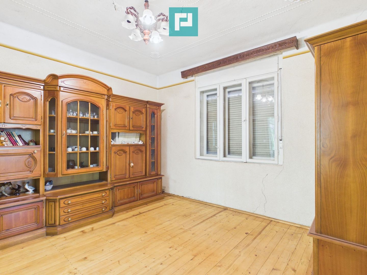 Casă cu 4 camere și teren de 4227mp în Curtici - Poză 6