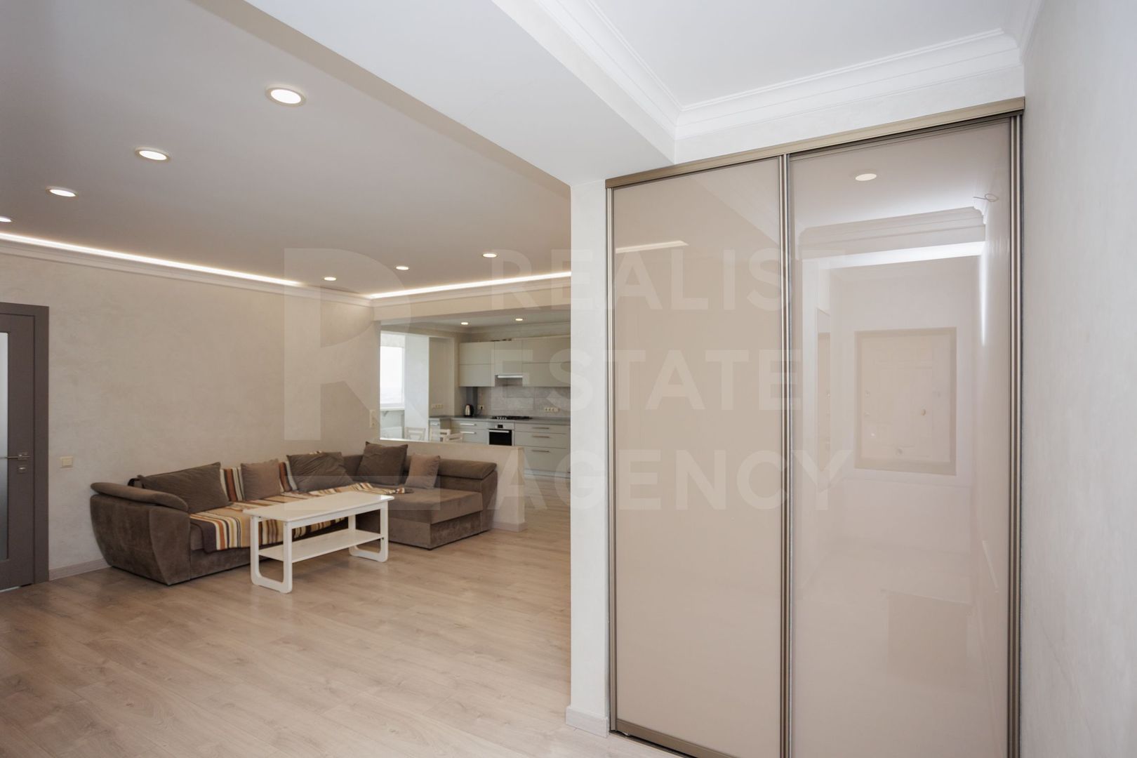Spre vînzare apartament spațios, 2 dormitoare și living, sec. Botanica - Poză 8