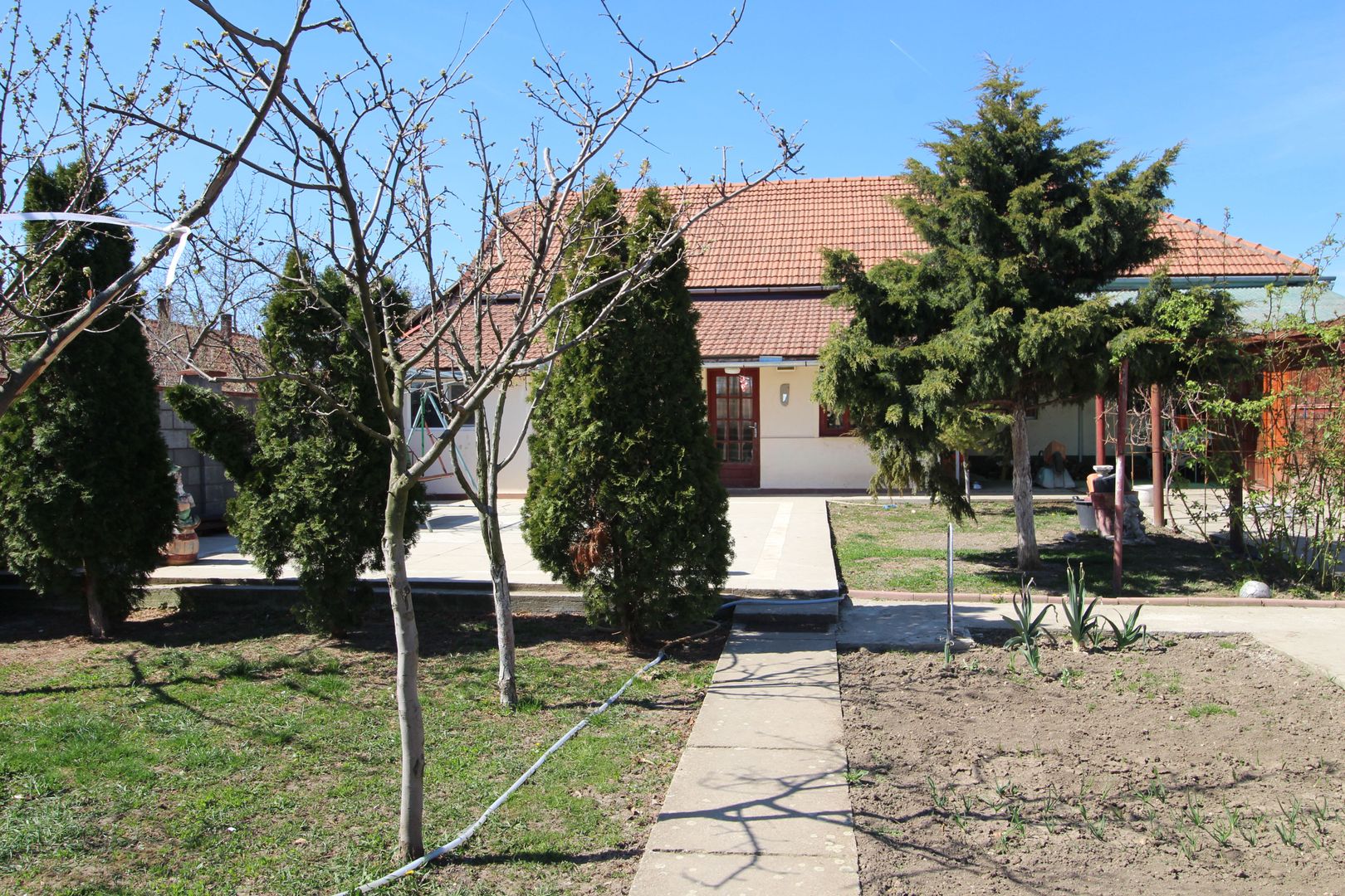 CASA CU TEREN GENEROS - Poză 1