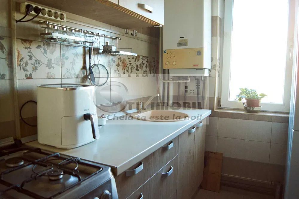 Apartament cu 3 camere la etaj intermediar, in Alexandru Cel Bun. - Poză 1