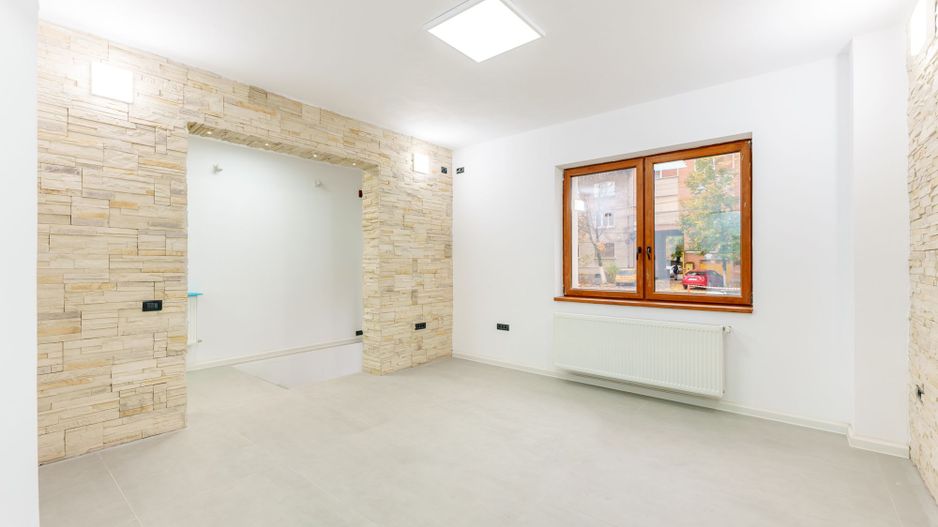 Clădire modernă P+1+M în centrul orașului - Poză 3