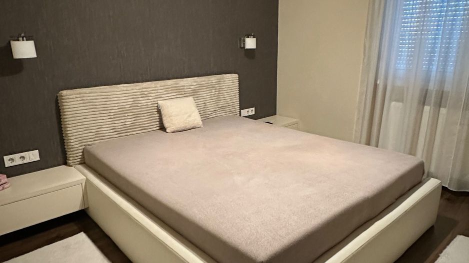 Apartament de vânzare, modern, cu 4 camere, garaj și curte - Poză 4