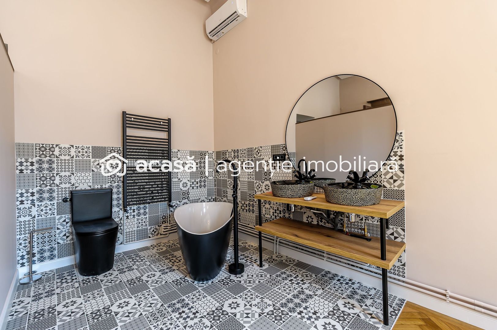 Apartament ULTRACENTRAL cu 3 camere, la cheie, renovat recent - Poză 4