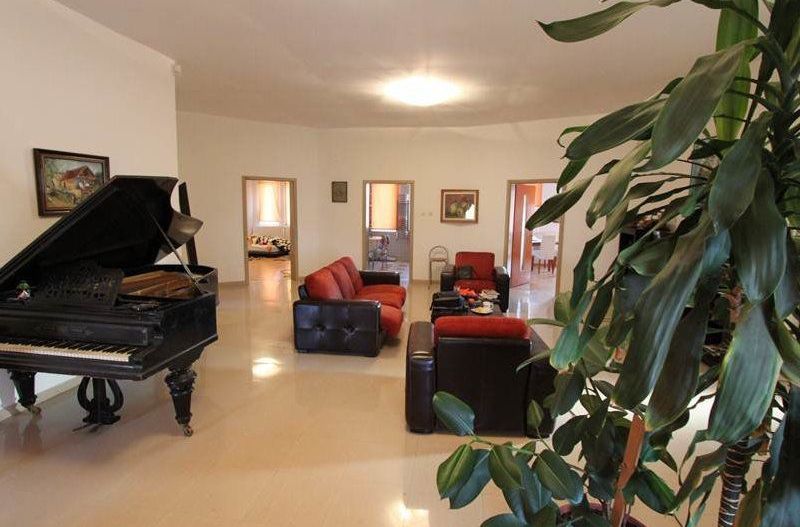 Vilă transformata în cămin pretabilă investiție - Poză 4