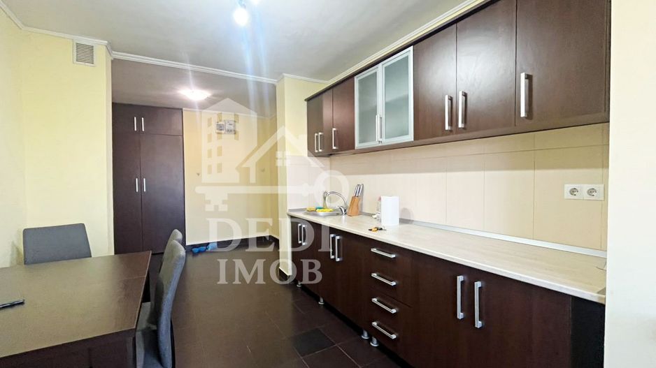 Apartament 3 camere de vanzare in zona Rogerius, Oradea - Poză 1