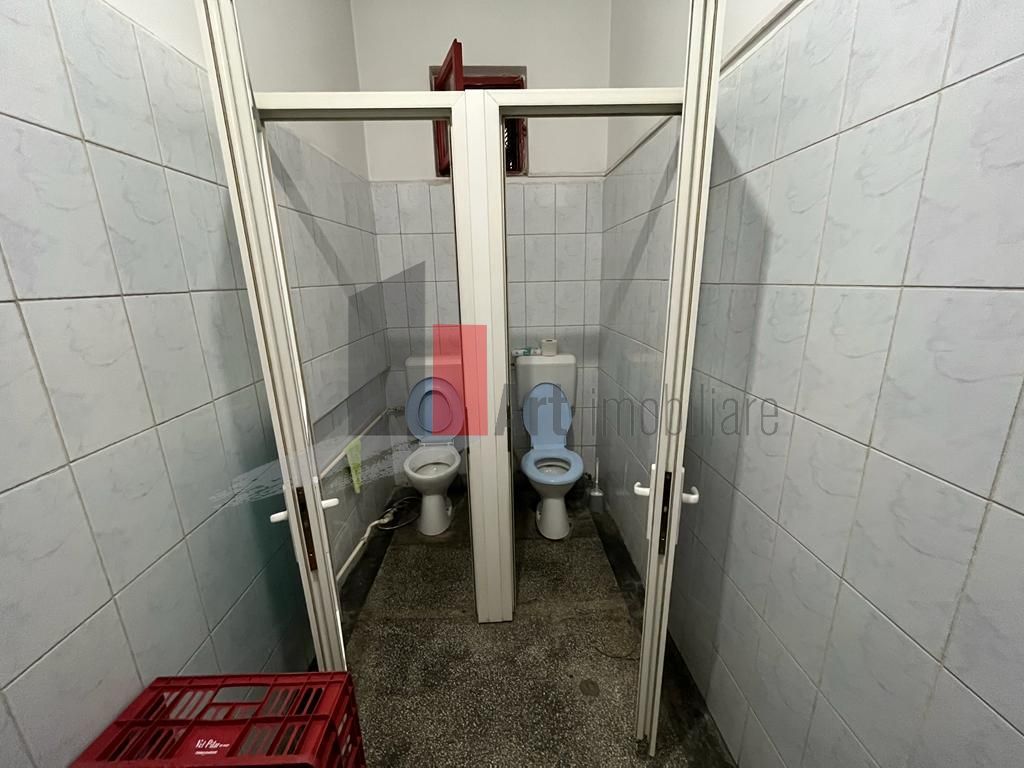 Spatiul "OBERT" , vitrina cu deschidere mare la strada, trafic pietonal si auto - Poză 4