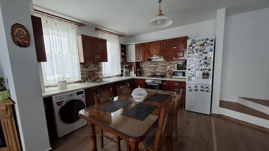 Casa moderna 4 camere 2 bai curte si parcare privata in Arhitectilor - Poză 9