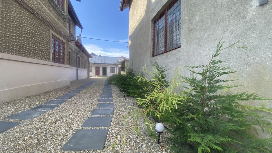 Vanzare casă cu potențial rezidențial și comercial în Pucioasa -441 mp - Poză 3