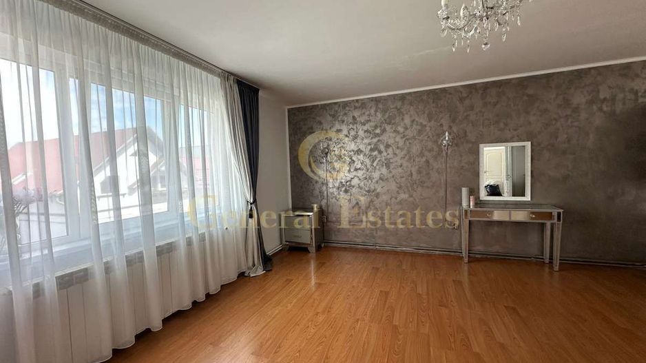 Apartament spatios cu 3 camere - Poză 1