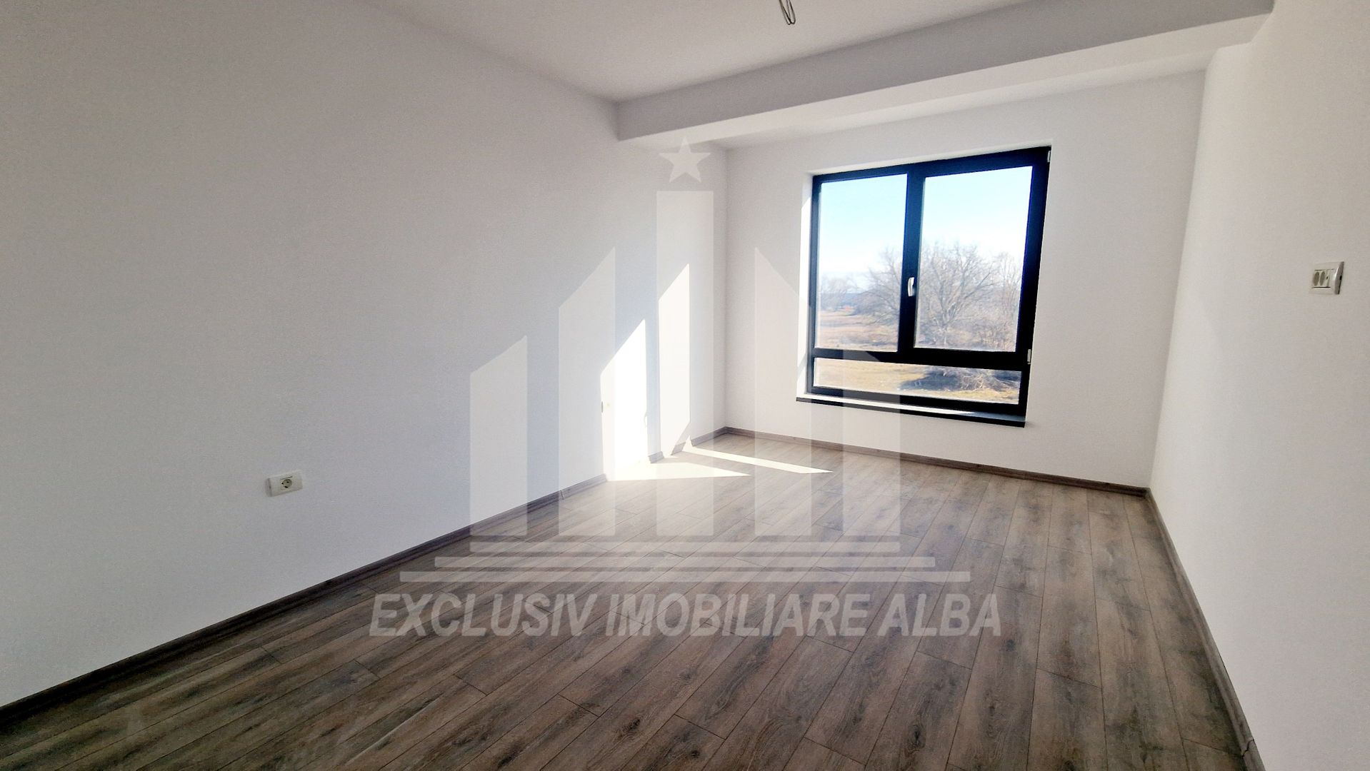 Apartament cu 3 camere de vanzare, Bloc Nou - Poză 1