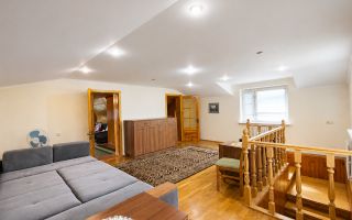 Nu este doar o vilă. Este refugiul tău verde cu 38 ari și pădurice proprie! - Poză 18