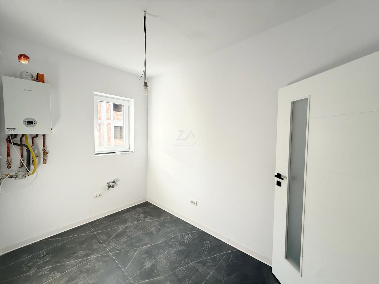 Disponibil imediat. Etaj 1. Bucatarie inchisa. Loc de parcare. Drum asfaltat. - Poză 3