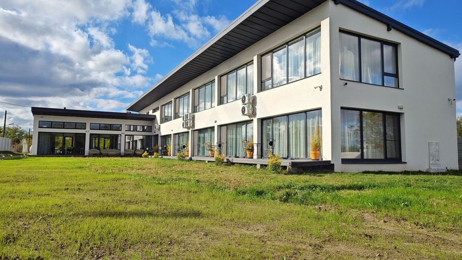 Pensiune 600 mp an 2023 si casa 130 mp teren 4600 mp zona V. Avrigului - Poză 3