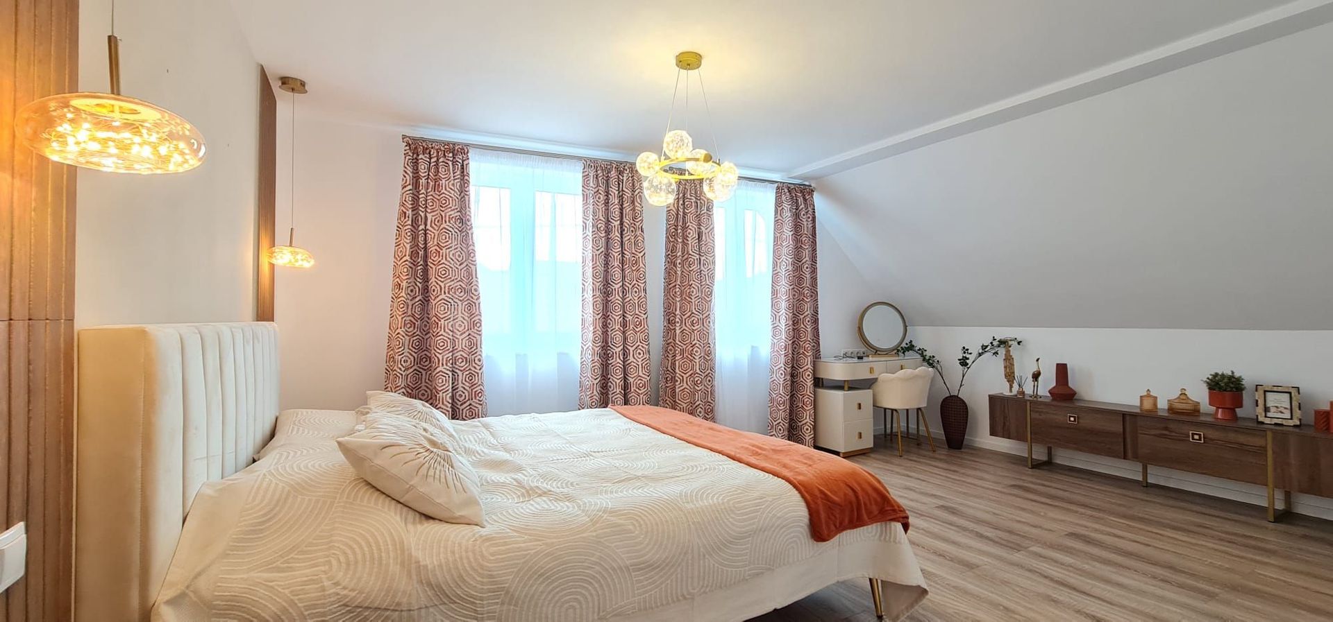 Vila spațioasă și elegantă de vânzare la intrarea în cartierul Turnișo - Poză 15