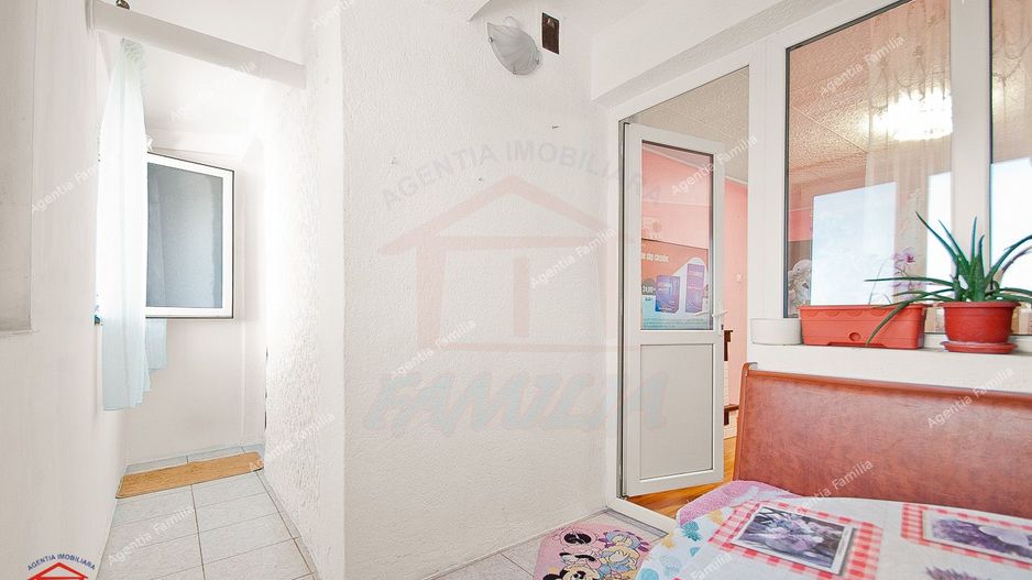 Apartament spatios, renovat, 4 camere, decomandat, etaj 4, Micro 39 - Poză 2