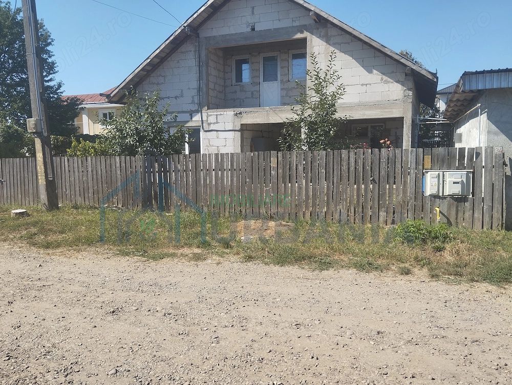 Casă la roșu cu garaj și teren 600 mp în Cartierul Aerodrom, Pașcani - Poză 1