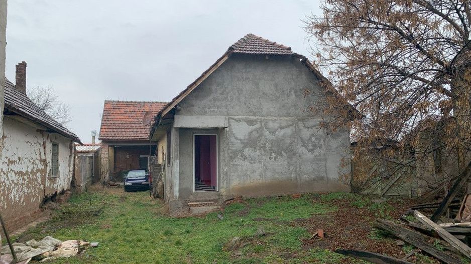  Casa cu teren generos de 1084 mp in centrul comunei Pischia, strada principala - Poză 2